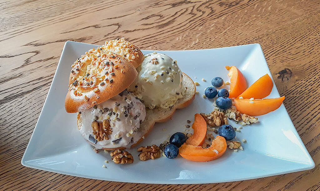 Sanduíche de Brioche com Gelato, várias nozes e sementes, mirtilos e sorvete de pistachio.